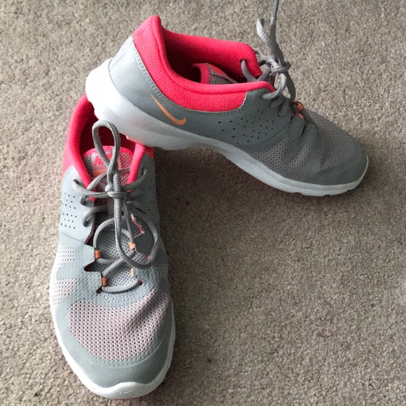 Nike tennis shoes - Picture 1 of 4